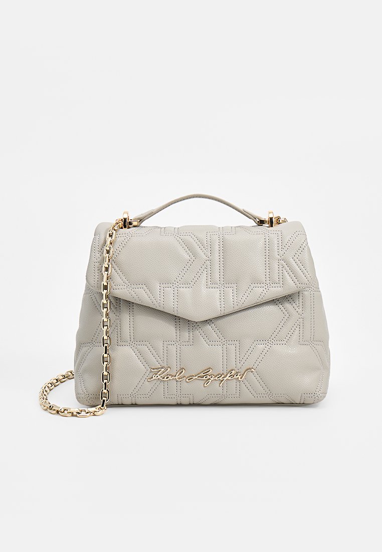 Beige strukturiertes Lederhandtasche mit geometrischer Steppung, goldener Kettenriemen, Obergriff und goldener Logo-Plakette auf der Vorderlasche.