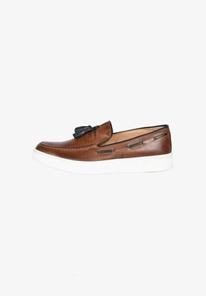 Scarpa slip-on in pelle marrone con accenti neri e nappine, dotata di una suola in gomma bianca e dettagli cuciti lungo i lati.