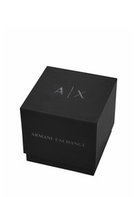 Packaging en caja negra para Armani Exchange, con un acabado mate, logotipo en relieve en plata y forma simple y cuadrada.