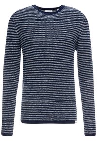 Maglione lavorato a maglia blu navy con righe bianche orizzontali, colletto rotondo e polsini e orlo a coste. Realizzato in materiale morbido e testurizzato.