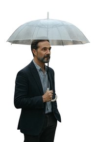 Durchsichtiger Regenschirm mit einem gebogenen weißen Griff, gehalten von einem Mann in einem dunklen Anzug und hellblauem Hemd, mit sichtbaren Regentropfen auf dem Dach.