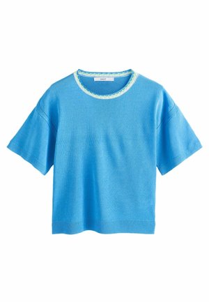 Hellblauer kurzärmeliger Pullover mit Rundhalsausschnitt und kontrastierendem grünen und weißen Saum. Gerippter Saum und weiche Textur.