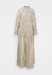 Rochie lungă, ușoară, de culoare crem cu model paisley, guler ridicat, mâneci lungi, fustă plisată și detaliu cu talie elastică.