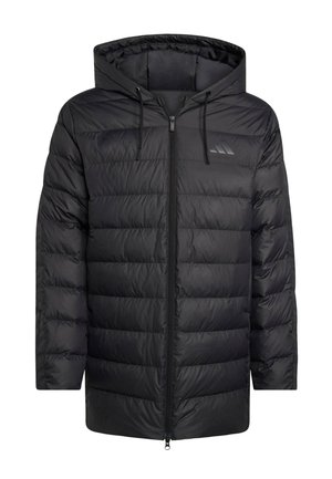 Schwarze Pufferjacke mit Kapuze, durchgehendem Reißverschluss, horizontalem Steppdesign und einem kleinen reflektierenden Logo auf der linken Brust.