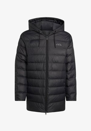 Schwarze Pufferjacke mit Kapuze, durchgehendem Reißverschluss, horizontalem Steppdesign und einem kleinen reflektierenden Logo auf der linken Brust.