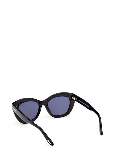 Occhiali da sole cat-eye neri con lenti blu scuro, montatura in plastica lucida e dettagli dorati sulle tempie. Presentano un design elegante.