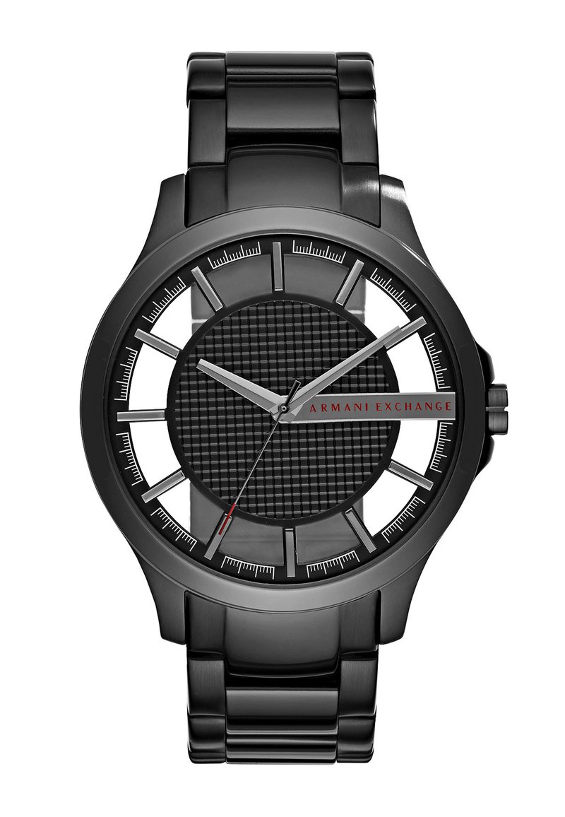 Czarny zegarek ze stali nierdzewnej z teksturowaną czarną tarczą, srebrnymi akcentami i detalem logo w kolorze czerwonym. Posiada wyraziste znaczniki godzin oraz elegancką bransoletę.