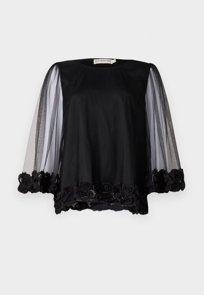 Blusa nera con maniche in rete trasparente e bordo in pizzo floreale. Tessuto morbido con vestibilità ampia e scollo rotondo.
