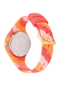 Orologio in silicone con un cinturino multicolore rosa e arancione, hardware dorato e cassa rotonda in argento con retro in acciaio inossidabile.
