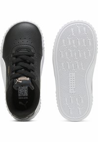 Crne kožne cipele s okruglim vrhom, vezicama i bijelim gumeni potplat s teksturiranim uzorkom za prianjanje. Zlatni "PUMA" logotip sa strane.