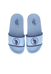Ljust blå gummiskor med en mörkblå rem och cirkulär logotyp på remmen. Slät yta med en platt design.