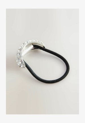 Hårsnodd med ett svart elastiskt band, prydd med en silverfärgad metallaccent dekorerad med klara, runda rhinstenar längs toppen.