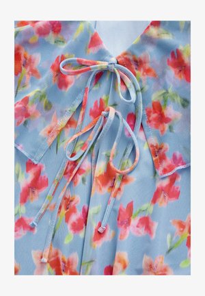 Svijetloplava tkanina s živopisnim ružičastim i narančastim cvjetnim uzorcima i detaljem mašne na dekolteu.
