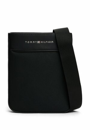 Czarna torba crossbody wykonana z teksturowanego nylonu, z przednią kieszenią, regulowanym paskiem i srebrnym logo "TOMMY HILFIGER" z przodu.