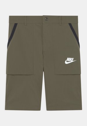 Herren-Cargoshorts in Olivgrün, hergestellt aus leichtem Stoff, mit zwei Seitentaschen und einem weißen Nike-Logo am linken Oberschenkel.