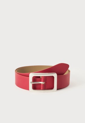 Κόκκινη δερμάτινη ζώνη με ασημί ορθογώνια αγκράφα, τυλιγμένη με ένα άκρο ελαφρώς σηκωμένο, σε απλό ανοιχτό φόντο.