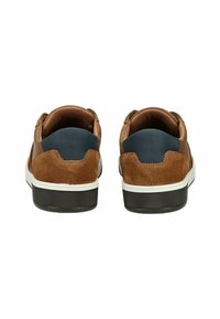 Zapatos de ante y cuero marrón con un tacón textil negro y suela blanca, que presentan un acabado suave y líneas limpias.
