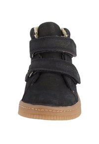Μαύρα δερμάτινα ψηλά παπούτσια με δύο ιμάντες Velcro, καουτσούκ σόλα και υφή. Διαθέτουν επενδεδυμένο κολάρο και μπεζ επένδυση.