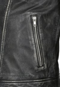 Schwarze Lederjacke mit einer Reißverschlusstasche, strukturiertem Oberflächen, sichtbaren Nähten und einem glänzenden Metallreißverschluss mit polierter Oberfläche.