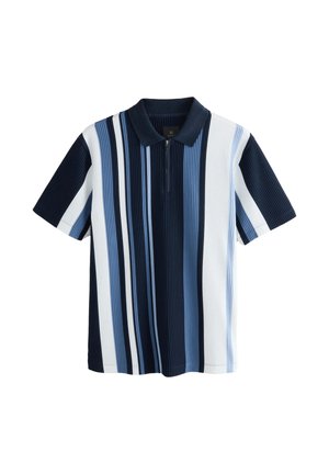 Marineblauw en lichtblauw gestreept poloshirt met kraag en korte mouwen, voorzien van een getextureerde geribbelde stof en een halve ritssluiting bij de hals.