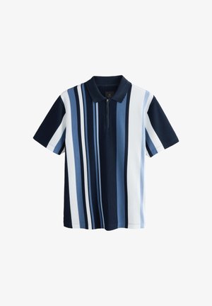 Granatowo-jasnoniebieska koszulka polo w paski z kołnierzykiem i krótkimi rękawami, wykonana z teksturowanej dzianiny prążkowanej, z półzamkiem przy szyi.
