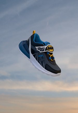 Geox, BATMAN ACTIVART ILLUMINUS - Маратонки - black/sky