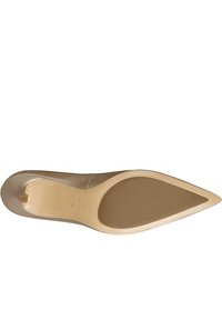 Escarpin beige à bout pointu avec un dessus en cuir brillant, texture lisse et une semelle en caoutchouc tan clair. Dispose d'un talon subtil pour donner de la hauteur.