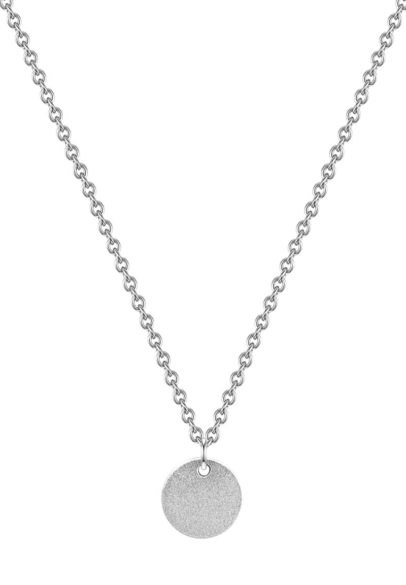 Collar de plata con un colgante circular texturizado, suspendido de una cadena metálica con eslabones ovalados. Diseño simple y elegante.