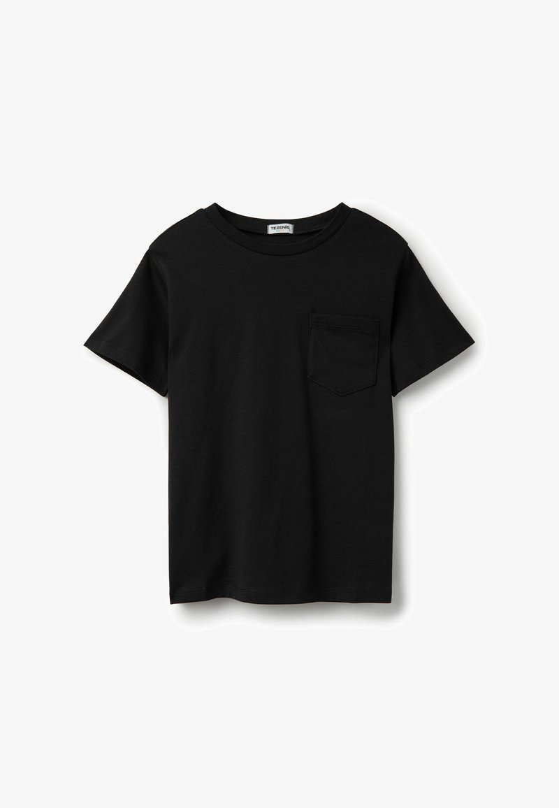Czarna koszulka z krótkim rękawem i okrągłym dekoltem, z jedną kieszonką na piersi, wyeksponowana na białym tle.