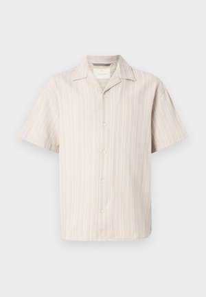Chemise à manches courtes avec des boutons, en beige clair avec des rayures blanches verticales. Elle présente un col classique et une coupe décontractée, fabriquée à partir d'un matériau doux.