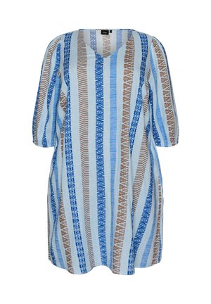 Ohlapna obleka s kratkimi rokavi, V-izrezom in vertikalnimi črtami v modri, svetlo modri in rjavi geometrijski vzorci na belem ozadju.