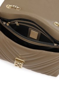 Borsa a tracolla in pelle marrone chiaro con design trapuntato, dettagli in hardware dorato e un rivestimento nero. Presenta scomparti con cerniera e un'etichetta con il logo.