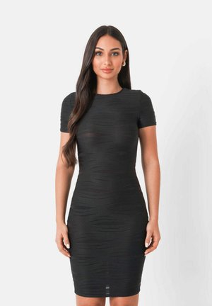Robe noire ajustée, à manches courtes et texture côtelée sur l'ensemble. Design longueur genou. Tissu lisse avec un léger éclat.