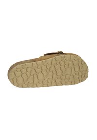 Sandale en suède marron avec une semelle en caoutchouc de couleur claire présentant un motif texturé semblable à un crampon ; comprend une sangle réglable avec une boucle.