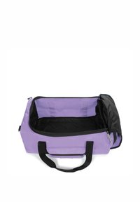 Borsone viola con accenti neri, chiusura con zip e due manici superiori; l'interno è foderato con materiale nero e ha un design spazioso.
