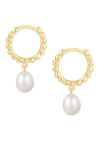 Zelta riņķa auskari ar teksturētu, viļņainu dizainu un baltu pērļu piekariņu. Gluda virsma, apaļa forma un spīdīgs apdare.