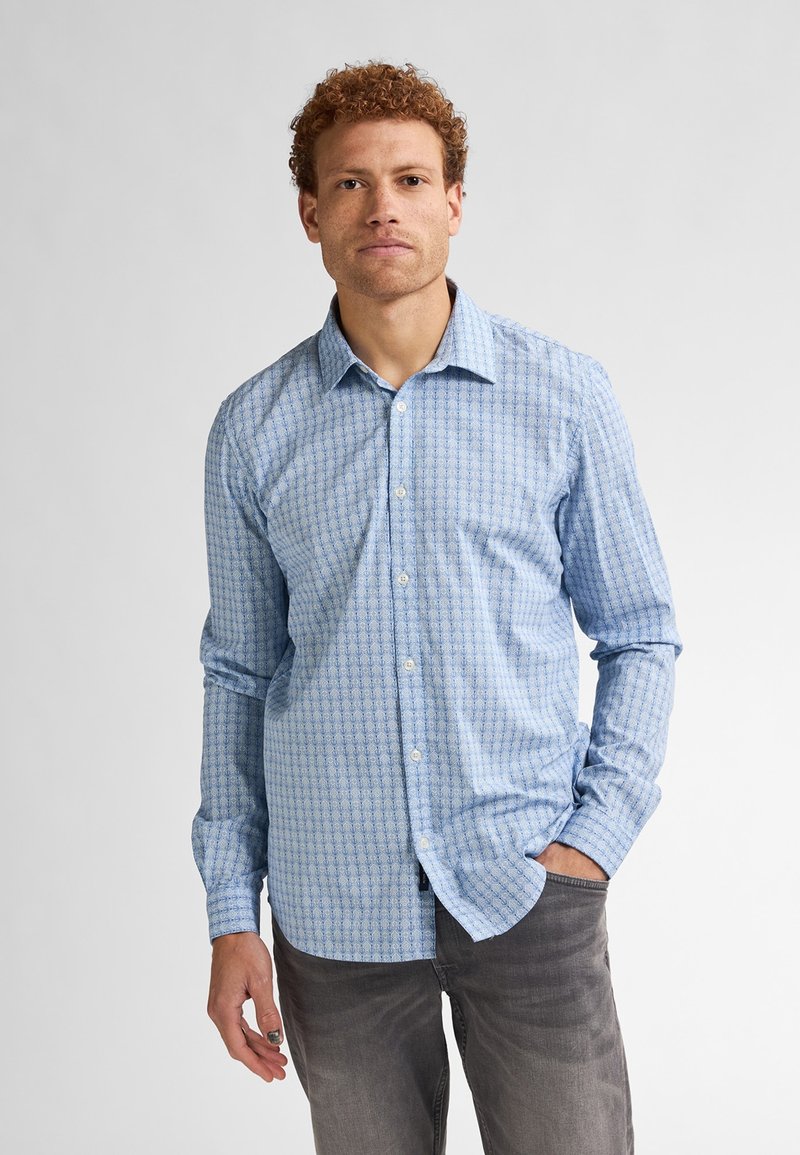 Camicia azzurra a maniche lunghe con un design a motivo. Presenta un colletto classico e bottoni sul davanti, realizzata in un tessuto liscio.