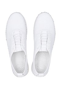 Weiße Lederschuhe mit einer abgerundeten Spitze, strukturiertem Obermaterial, elastischen Schnürsenkeln und durchbrochenen Innensohlen für Atmungsaktivität.