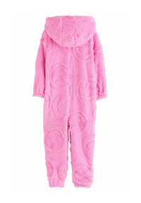 Une combinaison en peluche rose avec capuche, ornée d'un motif texturé de visages souriants circulaires. Matière douce et manches longues avec poignets.