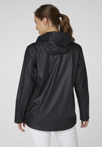 Czarna wodoodporna kurtka z kapturem, gładką fakturą, elastycznymi mankietami i luźnym krojem. Posiada prosty krój i zatrzaskowe zapięcia na dolnej krawędzi.