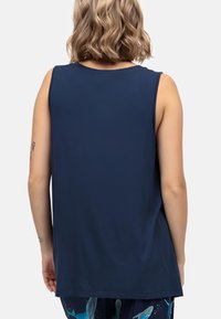 Marineblauwe mouwloze top met een relaxed fit, gemaakt van zachte stof. Beschikt over een ronde halslijn en een nette zoom, geschikt voor casual kleding.