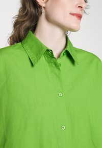 mbyM BRISA BOXY - Blusa com botões - kiwi