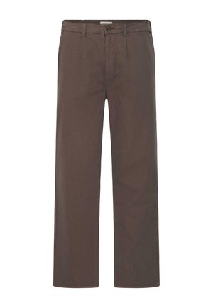 Brązowe spodnie o prostych nogawkach z szlufkami na pasek, przednim zapięciem na guzik i suwak oraz bocznymi kieszeniami, przedstawione na białym tle.