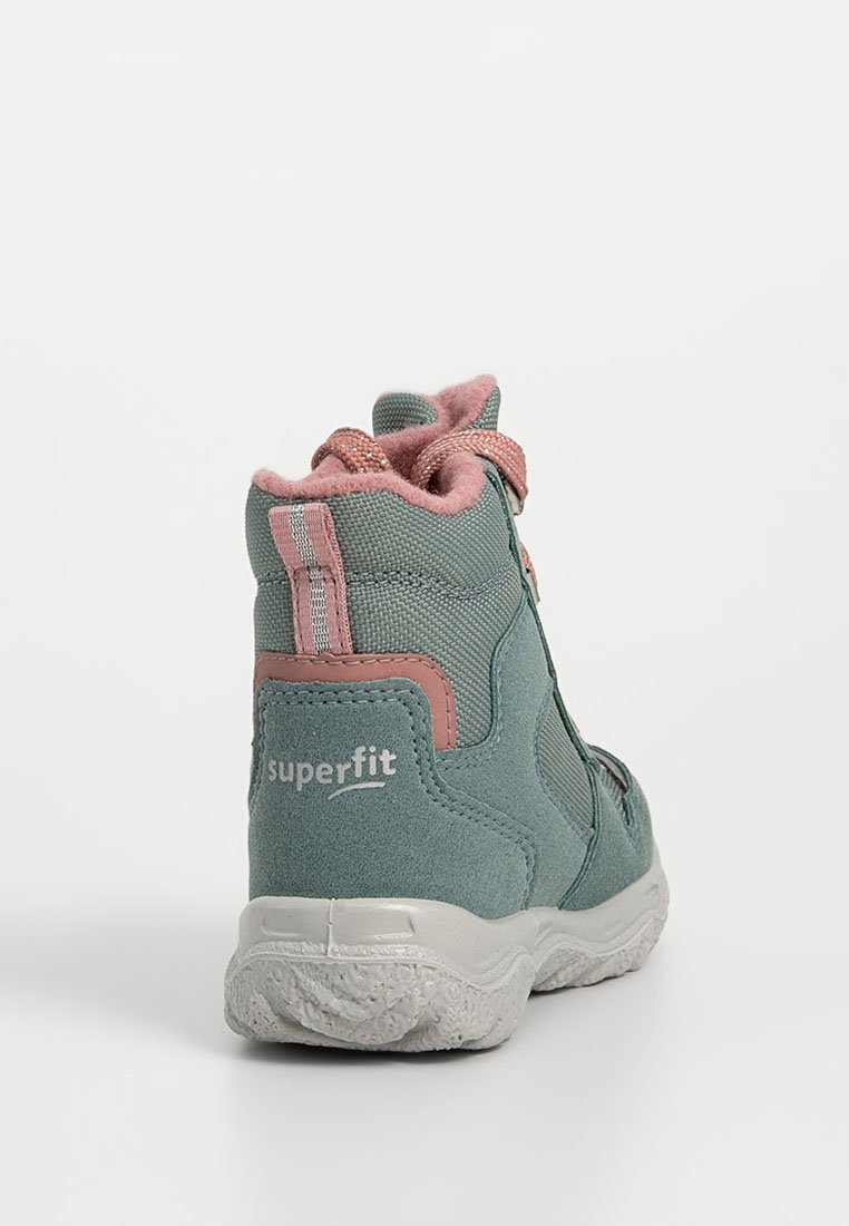 Kindersneaker in Türkis mit pinken Akzenten, strukturiertem Sohlenrand, gepolstertem Schaft und "superfit"-Logo an der Ferse.