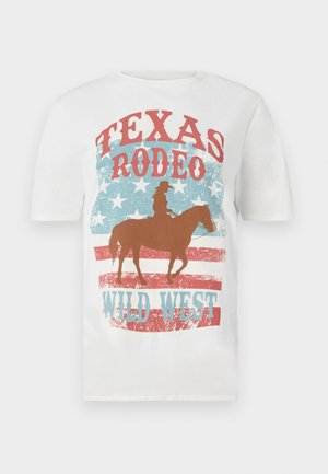 T-shirt bianco in cotone con un cowboy su un cavallo, con una grafica rossa e blu "Texas Rodeo Wild West", texture invecchiata e sfondo di stelle.
