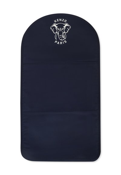 Sac de rangement en tissu bleu marine avec un dessus arrondi, présentant un logo d'éléphant blanc et le texte « KENZO PARIS ». Comprend trois compartiments horizontaux.