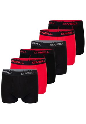 Vijf paar herenboxershorts in afwisselend rood en zwart, allemaal met elastische taillebanden met het merk "O'NEILL" in contrasterende kleuren.