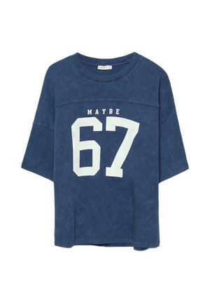 Modré tričko s krátkym rukávom s nápisom "MAYBE" a veľkým bielym číslom "67" potlačeným na prednej strane, s voľným strihom a okrúhlym výstrihom.