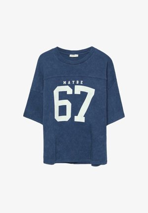 Modré tričko s krátkym rukávom s nápisom "MAYBE" a veľkým bielym číslom "67" potlačeným na prednej strane, s voľným strihom a okrúhlym výstrihom.