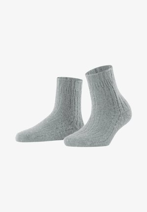 Chaussettes de cheville grises en matière tricotée texturée, avec un nervuré vertical et un maintien ajusté autour de la cheville.